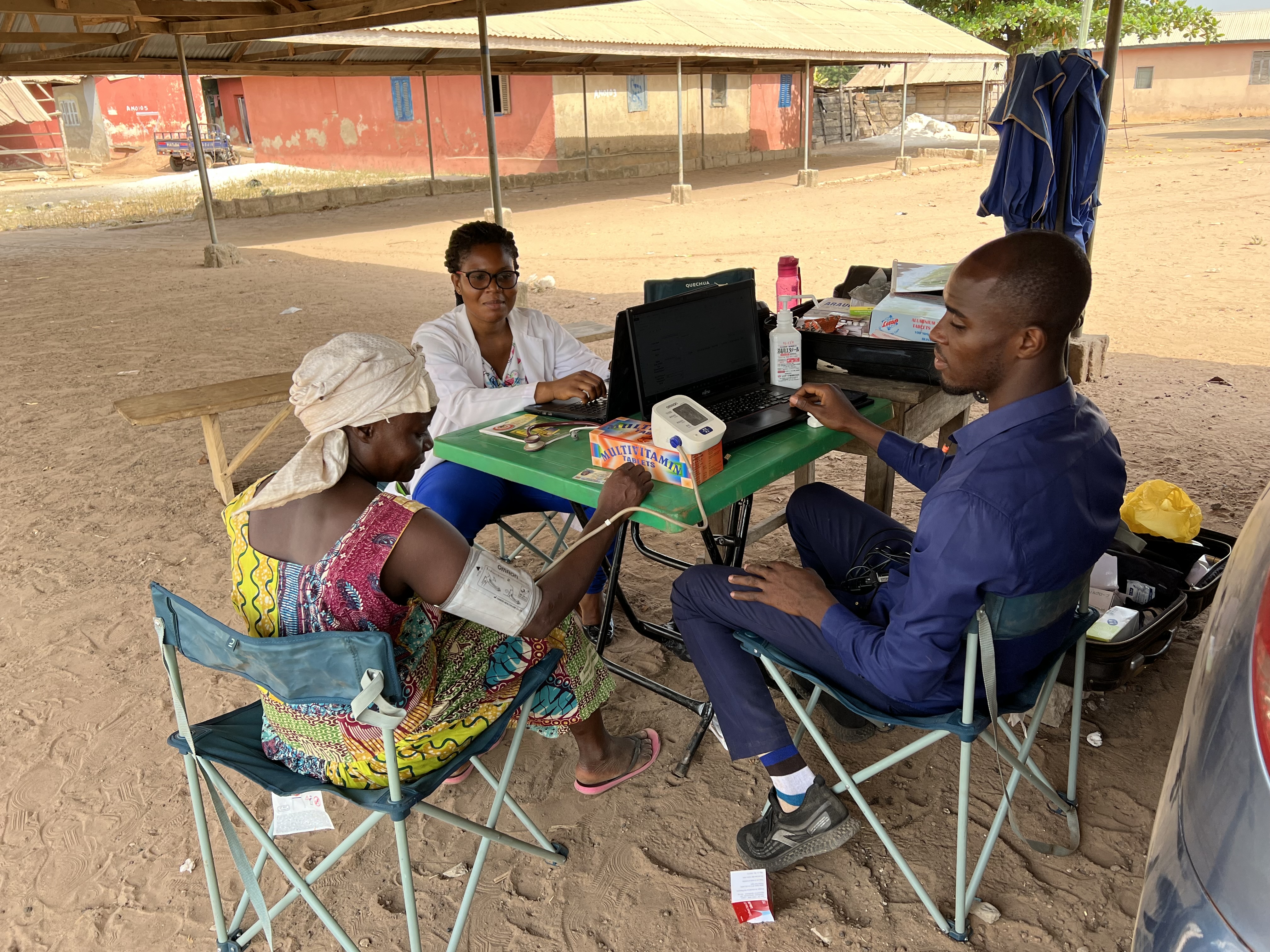 無医村での訪問診療・診察の様子